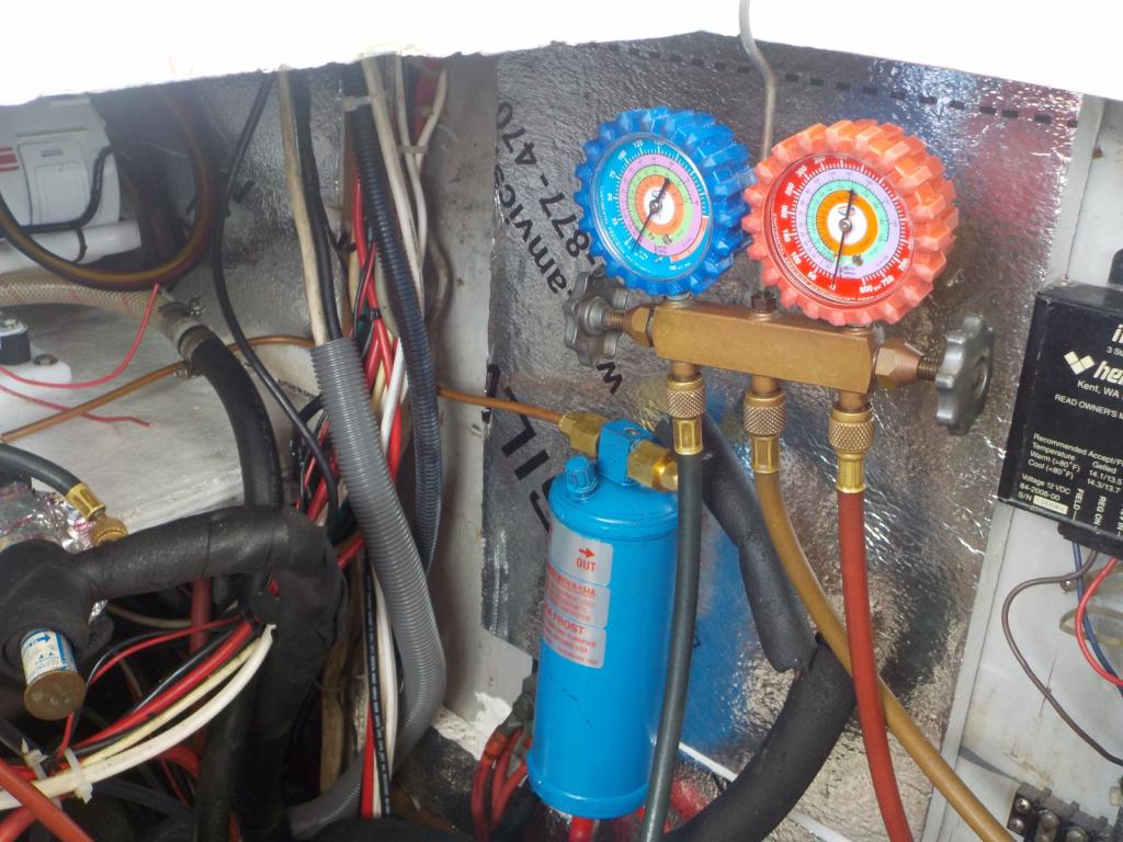 Guages showing state of refrigerant charge to system.JPG