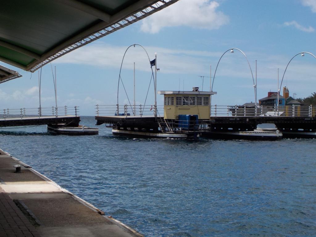 Queen Emma bridge commencing opening.jpeg