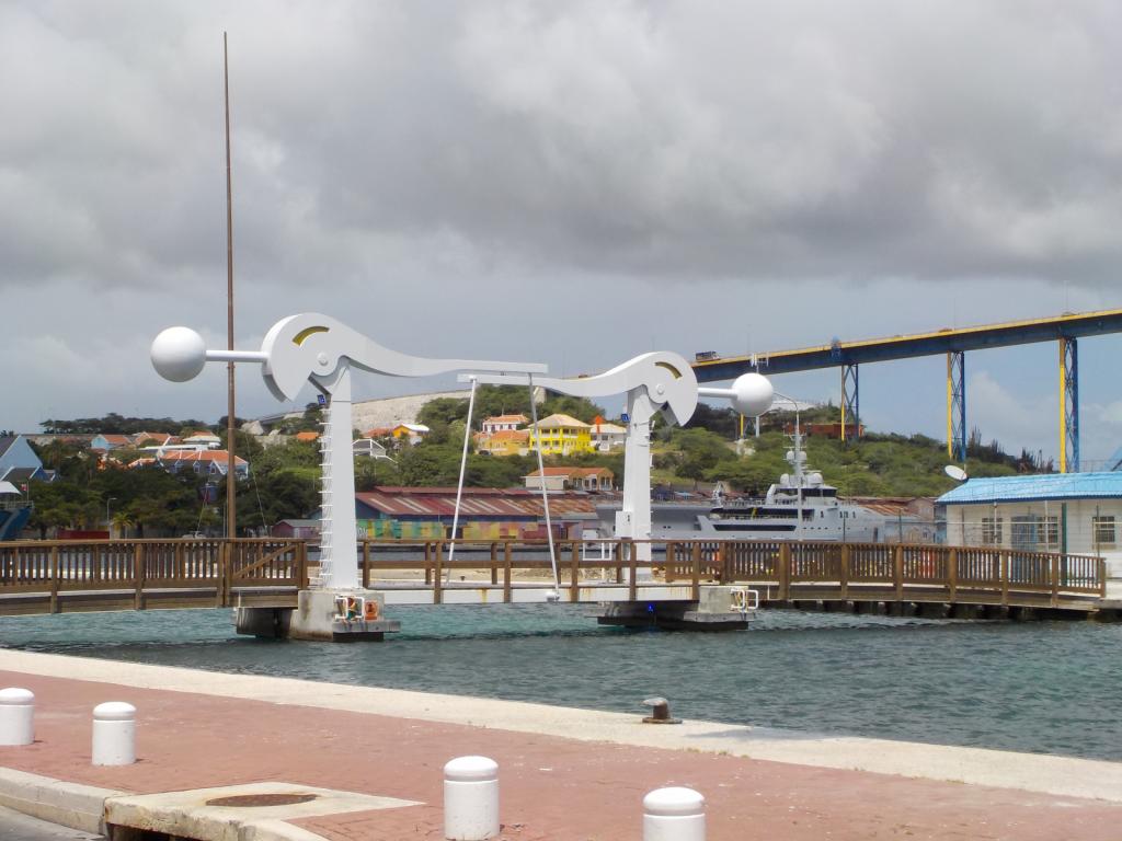 Counterweighted bridge Willemstad.jpeg