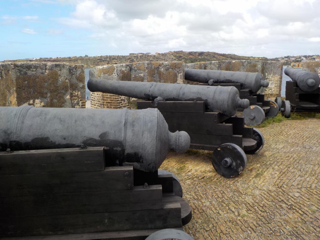 Cannons at Beekenburg Fort.jpeg