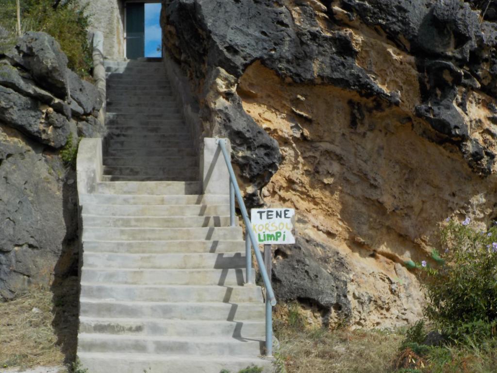 Sally Port to Beekenburg fort (sign means Keep Curacao Clean).jpeg