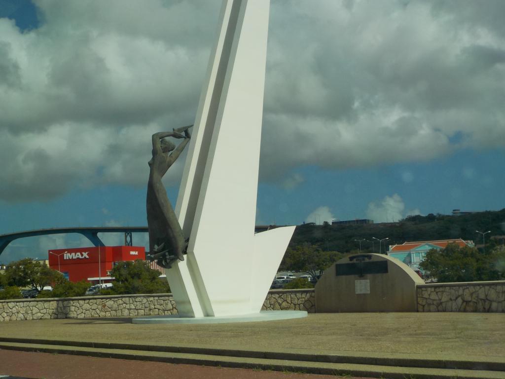 2481Waterfront statue Willemstad.jpeg