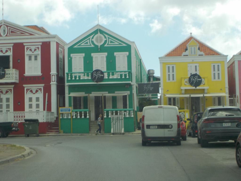 Pastel houses Willemstad 2.jpeg