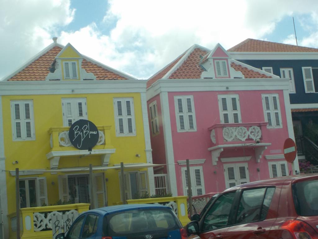 Pastel houses Willemstad.jpeg