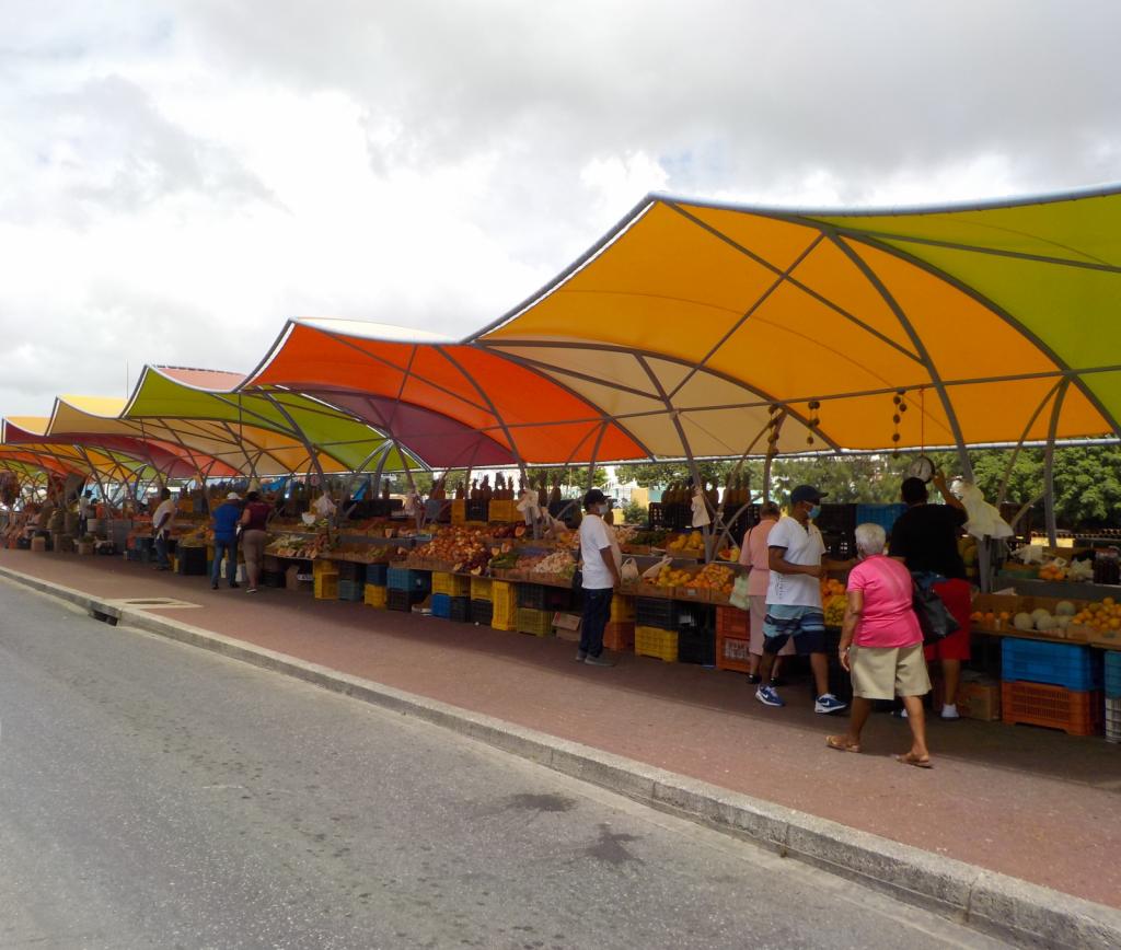 Floating market Willemstad.jpeg