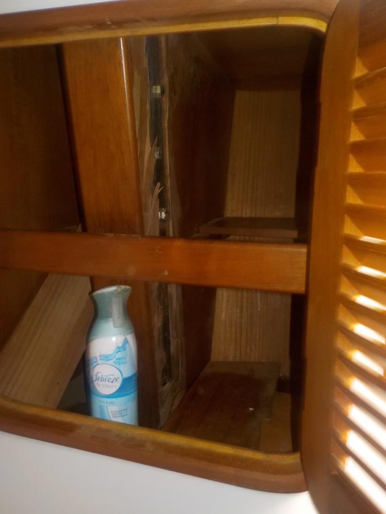 3530Broken Chain plate inside cupboard bit.jpeg