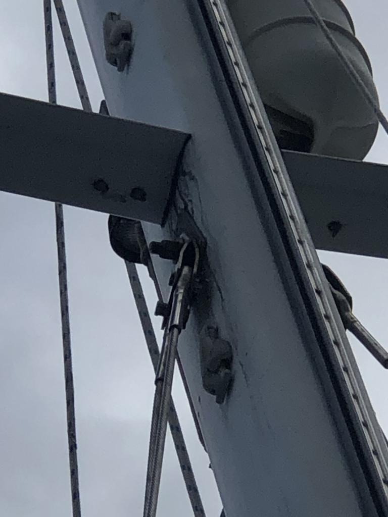 6498Attaching new shroud to mast at second spreader .jpeg